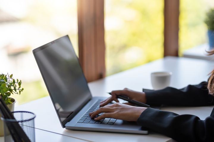Working in Ridge Theory software on a laptop